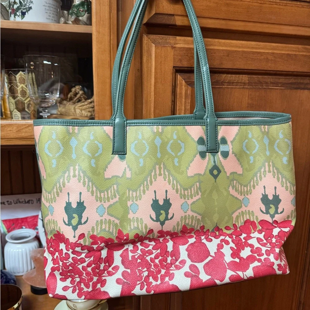 Tory Burch Kerrington tote spot on bottom